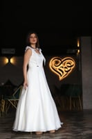 فستان سهرة اوفوايت