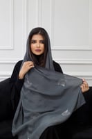 طرحة بلون رمادي مطرزة بأبيض