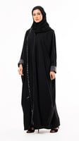 عباية سوداء بتطريز رمادي واكمام مثنيه