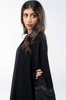 عباية بكسرات واكمام مطرزة باسود