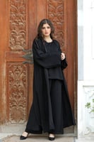 عباية ببنطلون وبلوزة