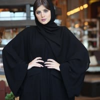 عباية بجيوب عملية وفضفاضة