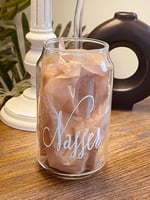 كوب زجاجي مع مصاصة زجاج شفاف مع طباعة الاسم او الح...