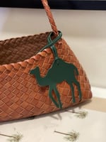 تعليقة جمل للسيارة والشنطة