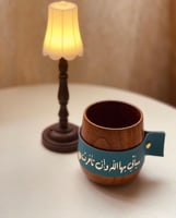 كوب خشبي بمسكة جلد