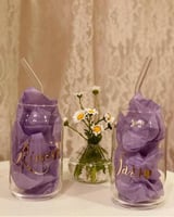 كوب زجاجي مع مصاصة زجاج شفاف مع طباعة الاسم او الح...