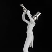 مجسم موسيقي بوق باللون الابيض