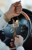 تعليقة بحفر الايادي ماسكة يد بعض