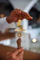 تعليقة كسره العود بشكل يد فوق قلب