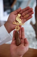 تعليقة كسره العود بشكل يد فوق قلب