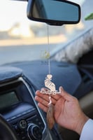 تعليقة كسره العود بشكل يد فوق قلب