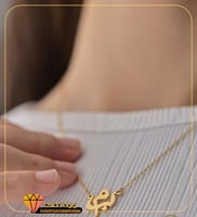 دعي حرفيكما يتشابكان وينبثقان من سلسل فاخر