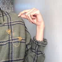 بروش نسائي بالاسم