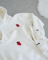 هودي القلب مطرز بحروف مخصصة