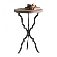 طاولة خشبية