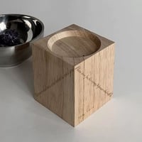 إناء تقديم بقاعدة خشبية