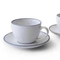 كوب قهوة مع الصحن