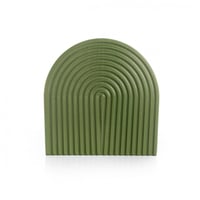 تقديم خشبي أخضر