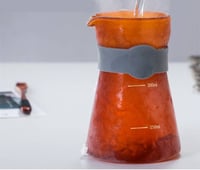 قمع تقطير زجاجي مع الإناء