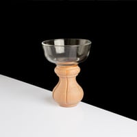 إناء زجاجي بقاعدة خشبية