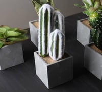 فازة مع شجر صناعي