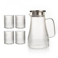ابريق ماء مع أكواب