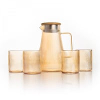 ابريق ماء مع أكواب