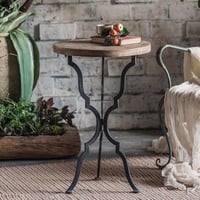 طاولة خشبية