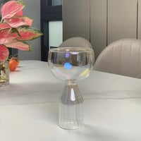 فازة زجاجية شفافة بألوان الطيف