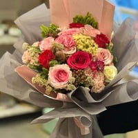 باقة ورد عيد ميلاد منسقة بعناية بتصميم راقٍ ومميز...