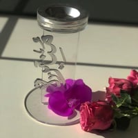 مبخره بالاسم بتصميم أنيق مع قاعدة مزينة بالورود