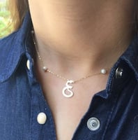 سلسال مطلي ذهب حرف لؤلؤ بتصميم مميز