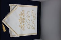 مفرش طاولة ضيافة مطرز على جية الطيب تباشر مجالسنا...