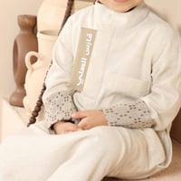 دشداشه اطفال بالاسم مع تطريز بتصميم انيق