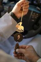 تعليقة سيارة عسكري مطلية ذهب مع صورة وكسرة عود