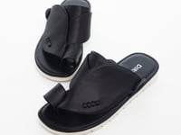 حذاء شرقي ناعم