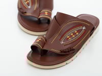 حذاء شرقي مطرز