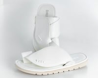 حذاء شرقي ناعم