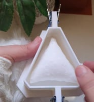 قالب سمبوسة بالحجم الطبيعي تقريبا للشموع