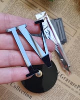 ماكينة ساعة ذهبي مع العقارب و الارقام اللاتينة لون...