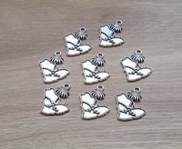 تعليقة فضي السعودية 8 قطع مقاس 2.5 سم تقريبا