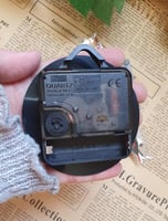 ماكينة ساعة ذهبي مع العقارب و الارقام اللاتينة لون...