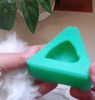 قالب سمبوسة بالحجم الطبيعي تقريبا للشموع