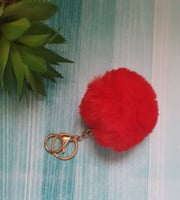 كرة فرو ميدالية لون احمر