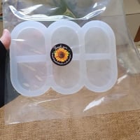 قالب سيليكون مقوس نص دائرة 6 تجوايف للميداليات 5.5...