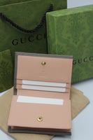 محفظة قوتشي رمادي و وردي