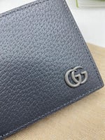 محفظة قوتشي رمادي