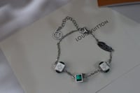 اسورة lv سلفر بفصوص اخضر