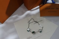 اسورة lv سلفر بفصوص اخضر