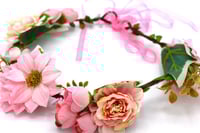 طوق ورد للشعر بألوان مبهجة لطفلك